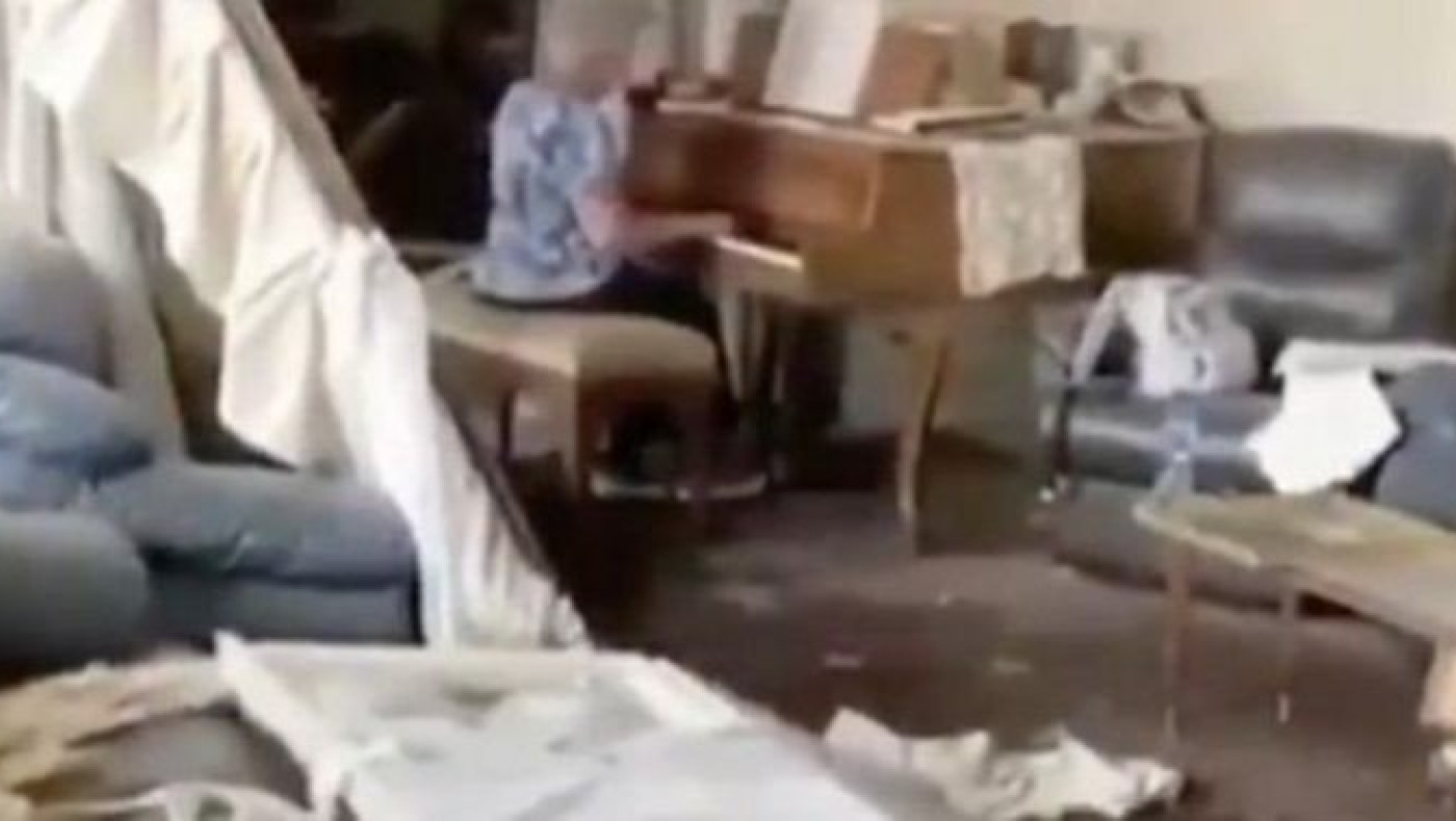 Βηρυτός: Συγκινητικό βίντεο με ηλικιωμένη να παίζει πιάνο στο κατεστραμμένο της σπίτι!