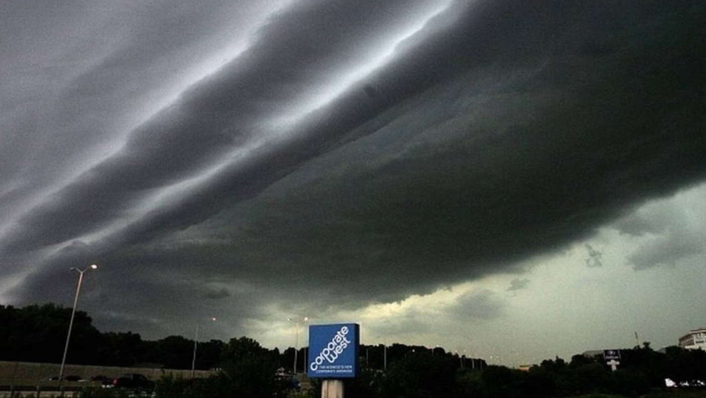 Τραβούσε βίντεο την καταιγίδα και έπεσε κεραυνός στα δυο μέτρα