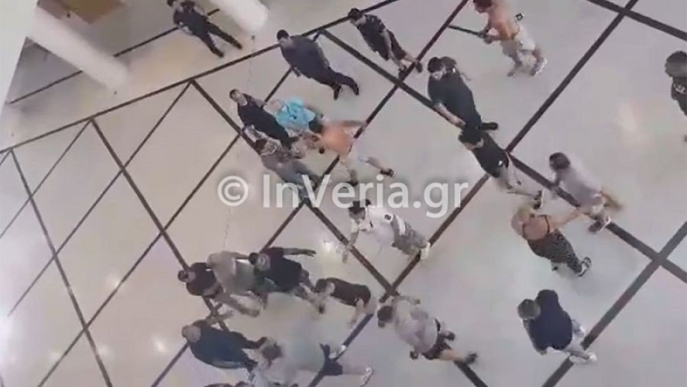 Άγριο ξύλο Ρομά στο Δικαστικό Μέγαρο της Βέροιας