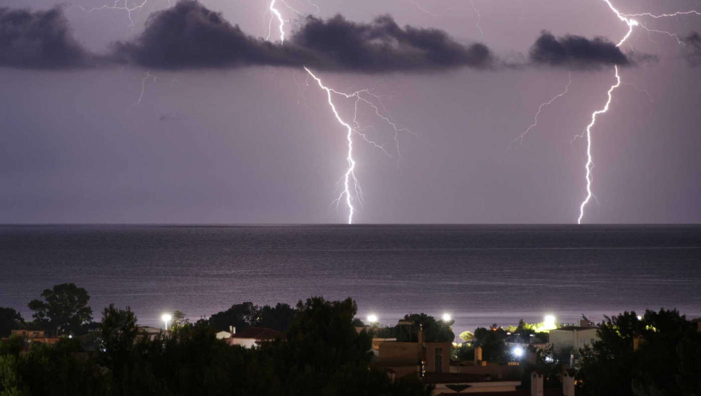 Επιμένει η «Θάλεια» με ισχυρές βροχές και καταιγίδες