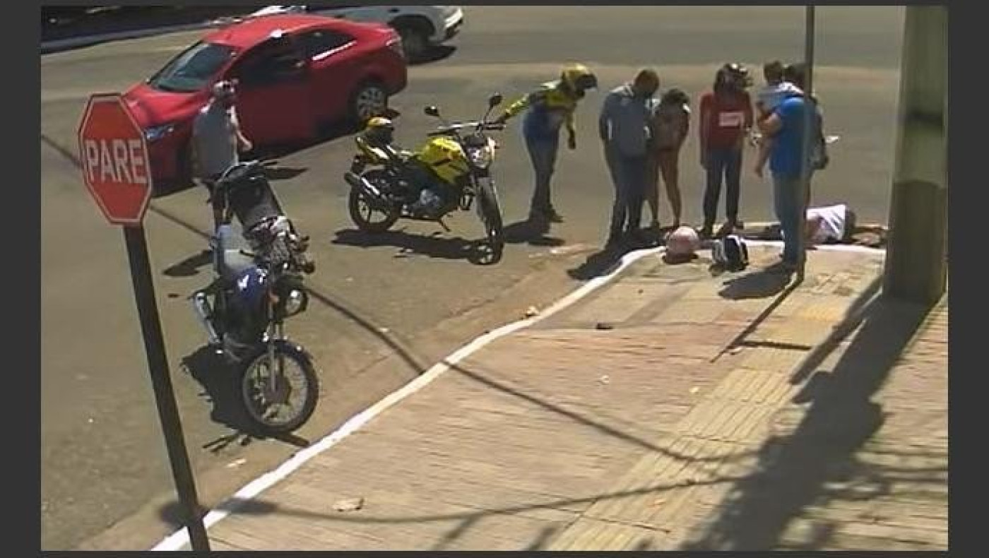 Απίστευτο τροχαίο: ΙΧ χτύπησε τη μηχανή της, έπεσε και την «κατάπιε» φρεάτιο