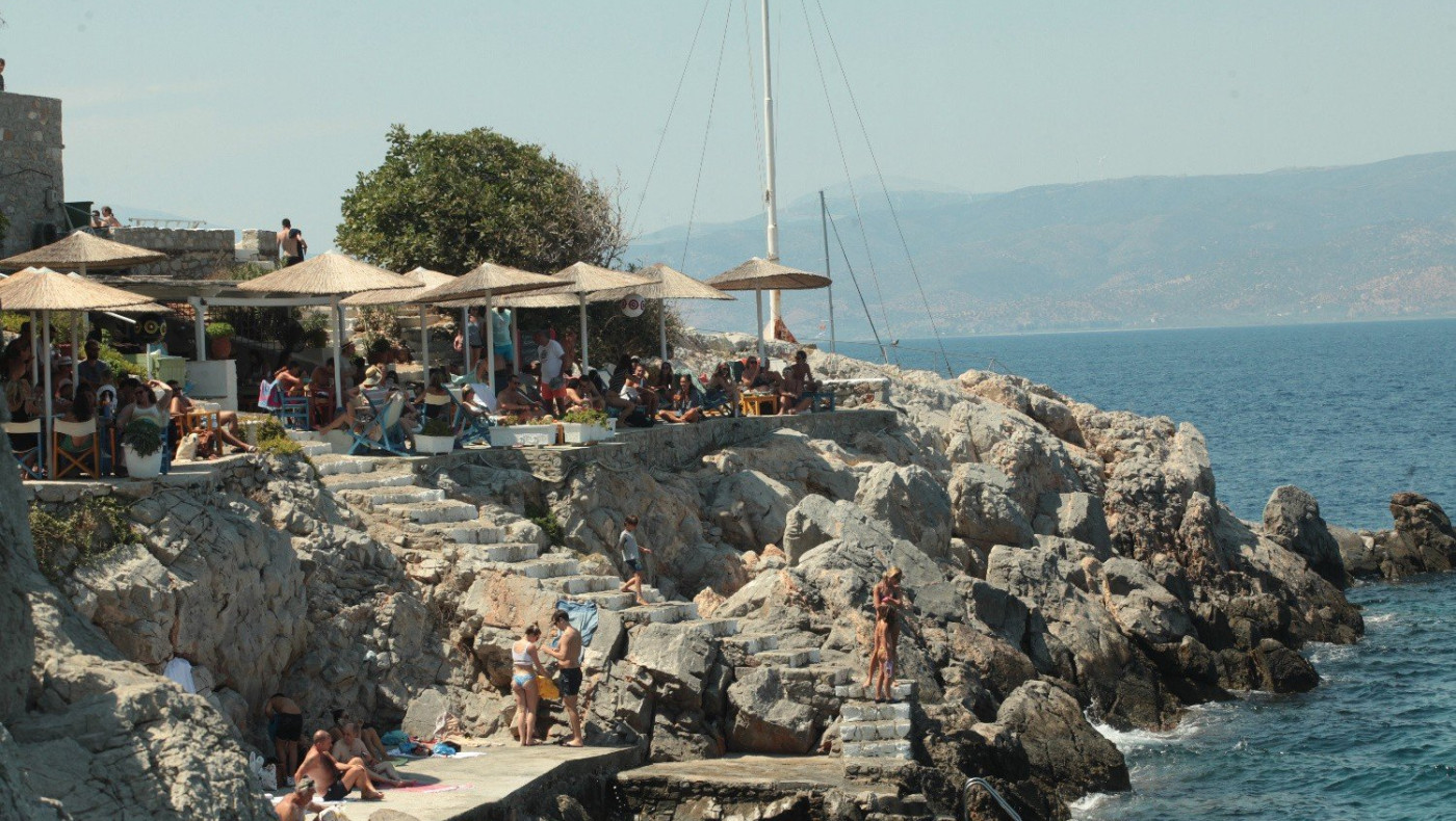 Νέα μέτρα για εστιατόρια μετά τις 12 σε Υδρα-Σπέτσες