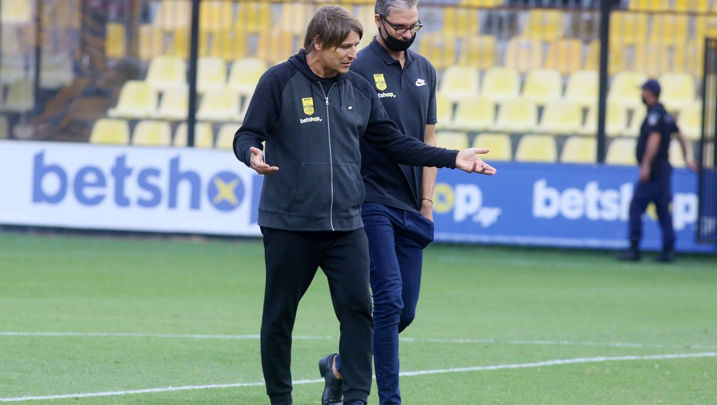 Στους δύο χωρεί και... τρίτος