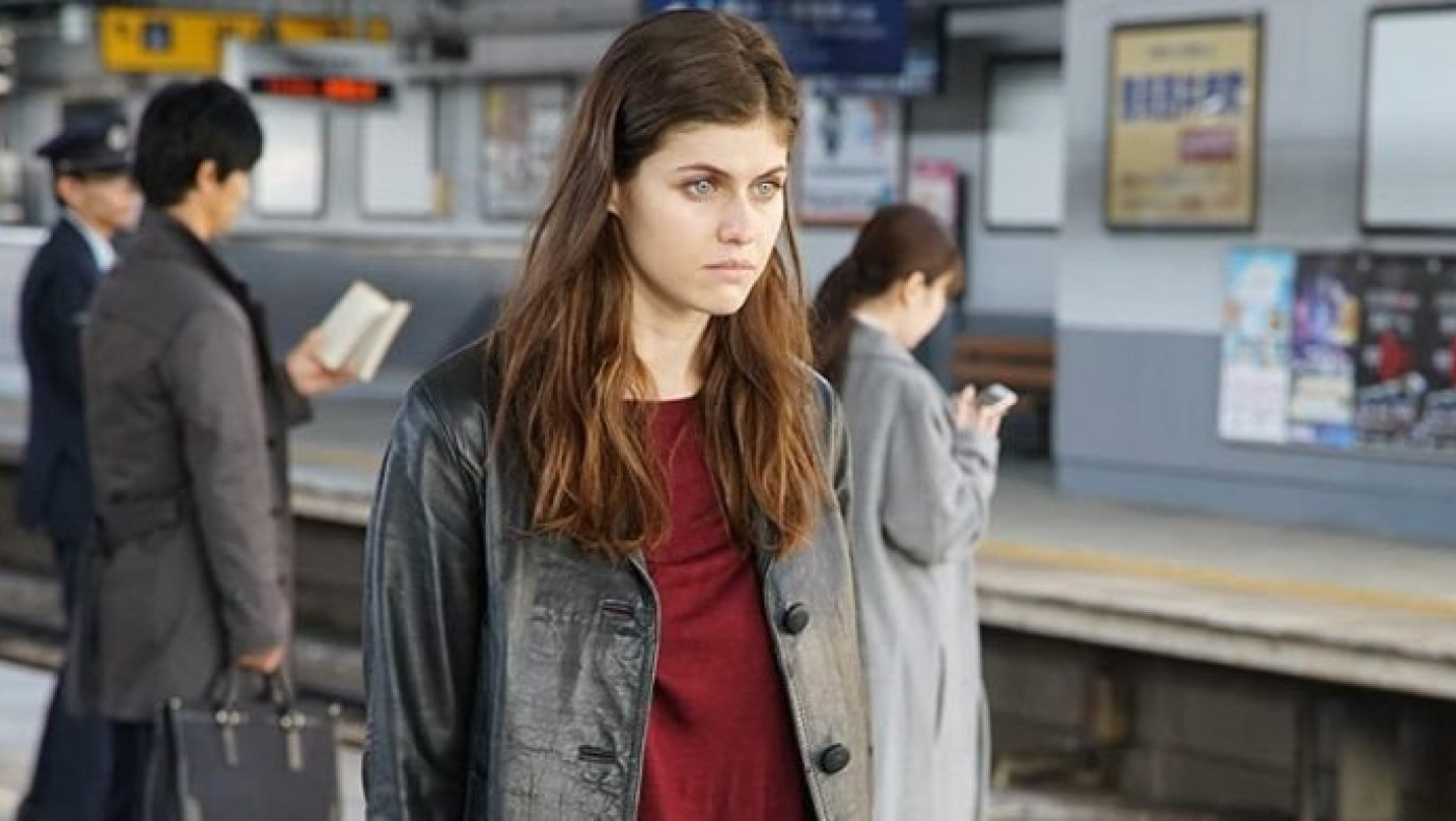 Η σέξι Alexandra Daddario υποδύεται μια ερωτευμένη δασκάλα και τρελαίνει!