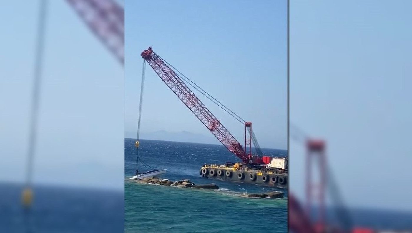 Με γερανό μεταφέρουν το tender του Αιγύπτιου μεγιστάνα που είχε «καρφωθεί» στα βράχια