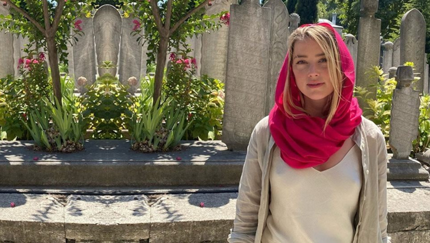 Άμπερ Χερντ: Τα «άκουσε» επειδή μπήκε χωρίς σουτιέν σε τζαμί της Κωνσταντινούπολης