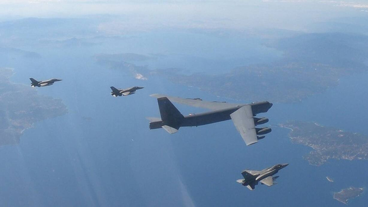 Τα ελληνικά F-16 που συνόδευαν το αμερικανικό B-52 αναχαίτισαν τα ​τουρκικά αεροσκάφη