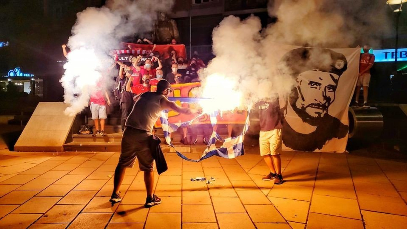 Κοσοβάροι έκαψαν ελληνική σημαία μετά την πρόκριση του ΑΠΟΕΛ!