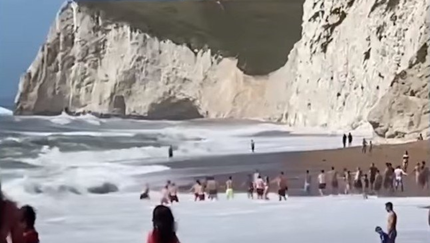 Ανθρώπινη αλυσίδα σώζει άνδρα από τεράστια κύματα