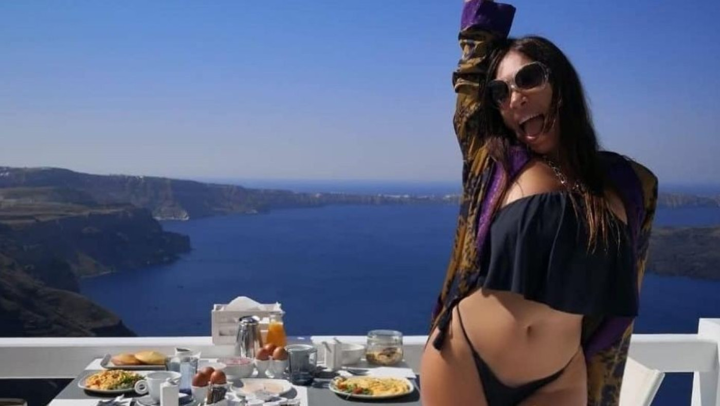 Η Μάγκυ Χαραλαμπίδου φωτογραφίζεται με μικροσκοπικό μπικίνι