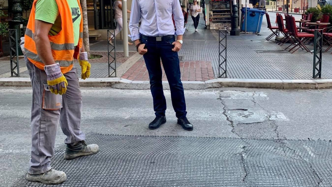Ειδικό πλέγμα στο οδόστρωμα της Μητροπόλεως