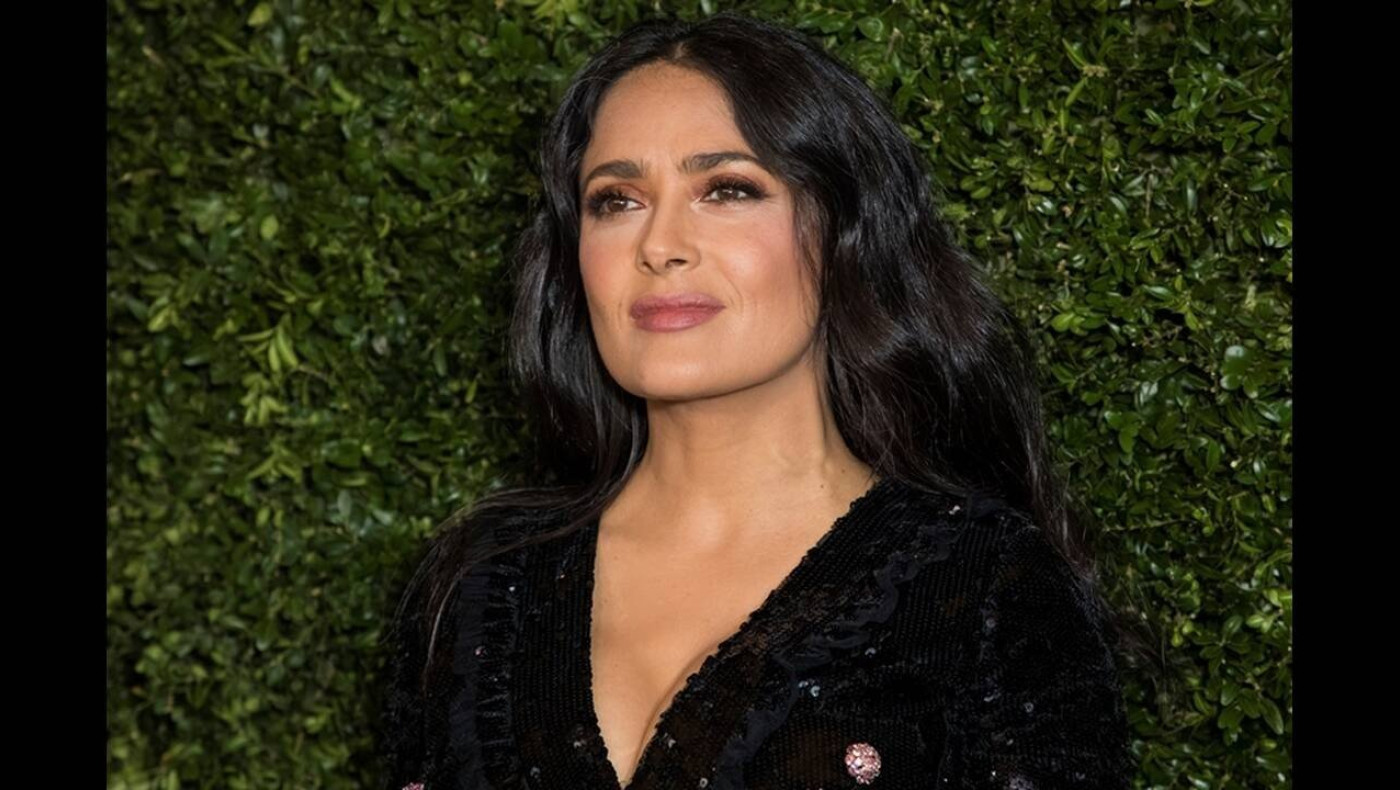 Η Σάλμα Χάγιεκ χορεύει και... σπάει πιάτα στην Πάρο!