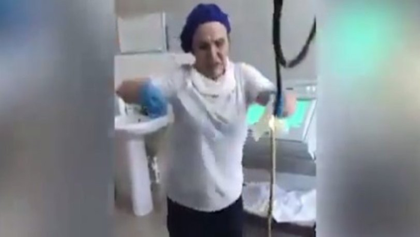 ΣΟΚ: Γιατροί έβγαλαν φίδι σχεδόν 1,5 μέτρο από τον λαιμό μιας γυναίκας (vid)