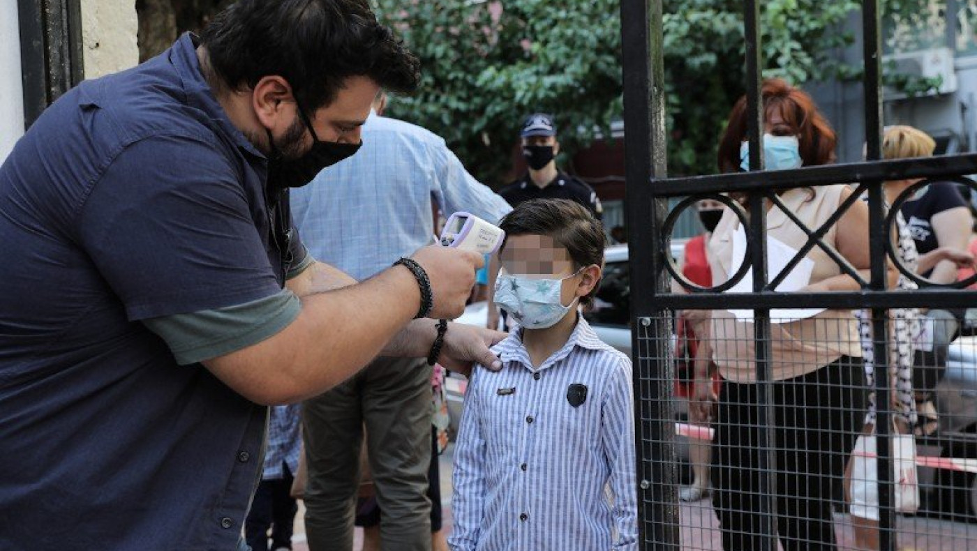 Μάσκα και στα διαλείμματα για τους μαθητές