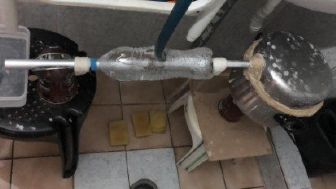 Αυτοσχέδιο αποστακτήριο για τσίπουρο στις φυλακές Πατρών!