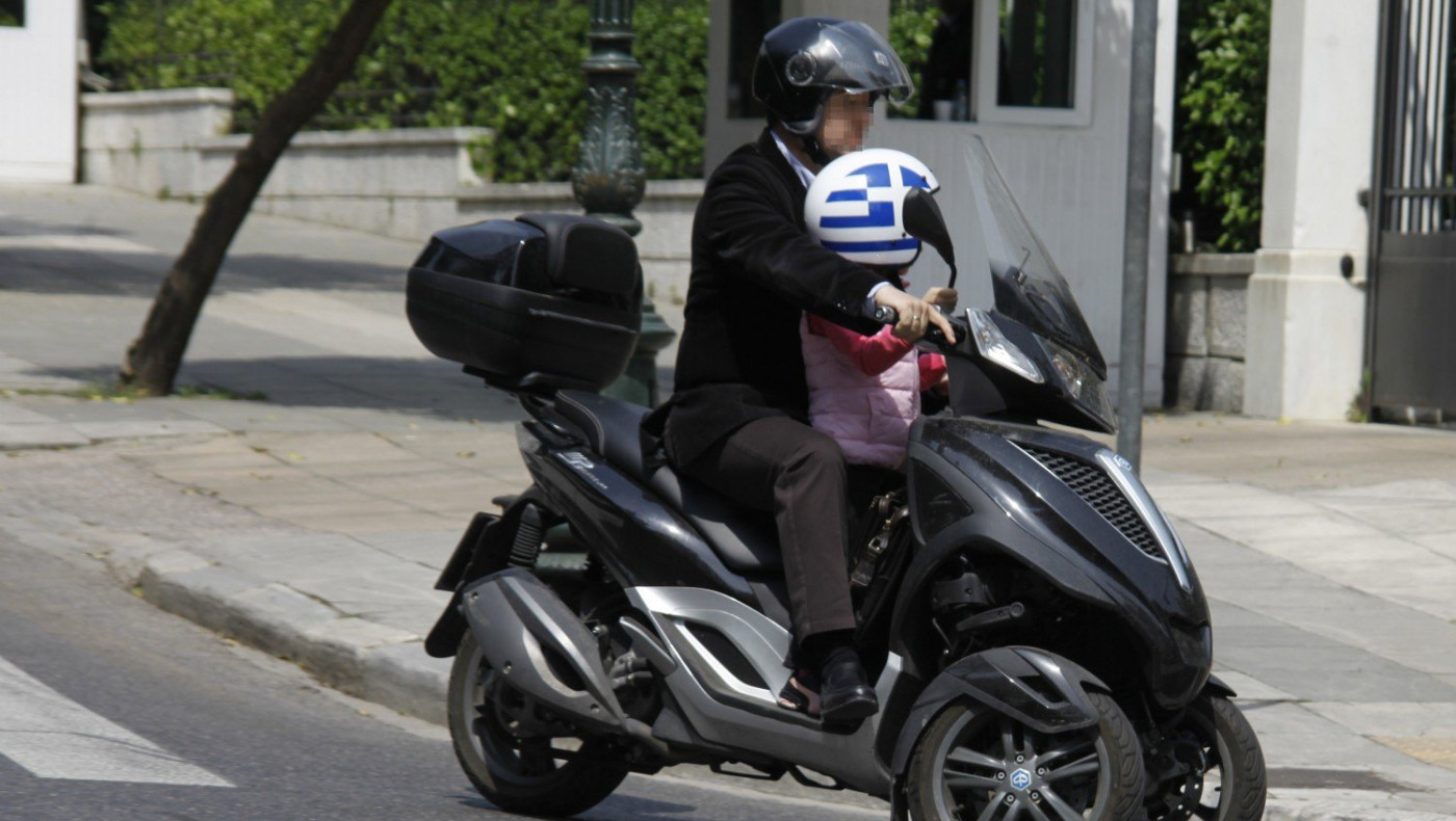 ΚΟΚ: Μετά τα 16 τα παιδιά σε μηχανάκι, σε ειδικό κάθισμα έως 12 ετών στο αυτοκίνητο