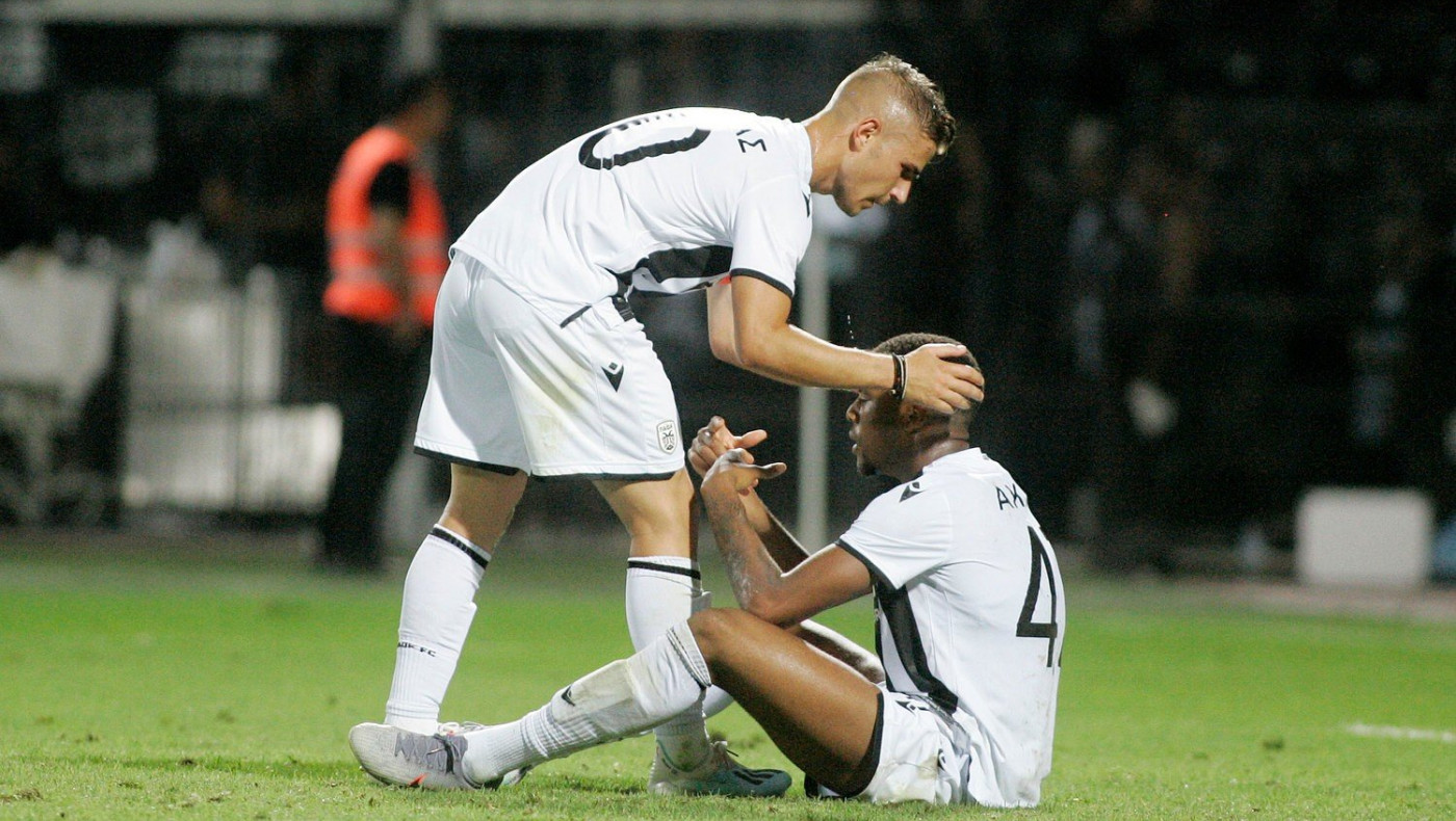 Χαλ - Μίντλεσμπρο: Ο Άκπομ... στεναχώρησε τον Πέλκα και τον πατέρα του!