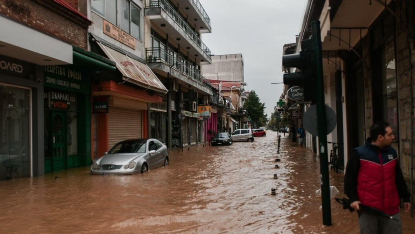 Φρίκη στην Καρδίτσα: Βγήκαν σοροί στους δρόμους από τα σπασμένα μνήματα