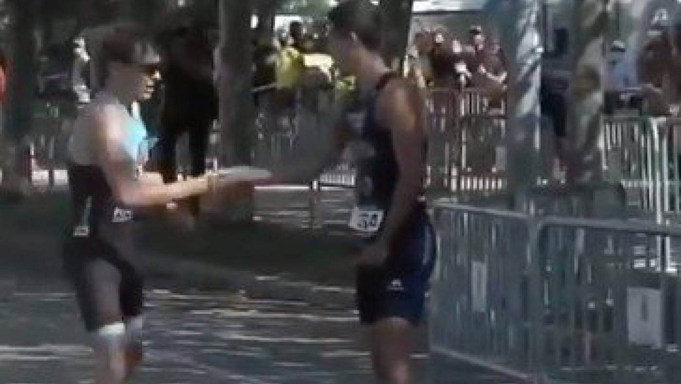 Το βίντεο του απίστευτου fair play στο τρίαθλο του Σανταντέρ!
