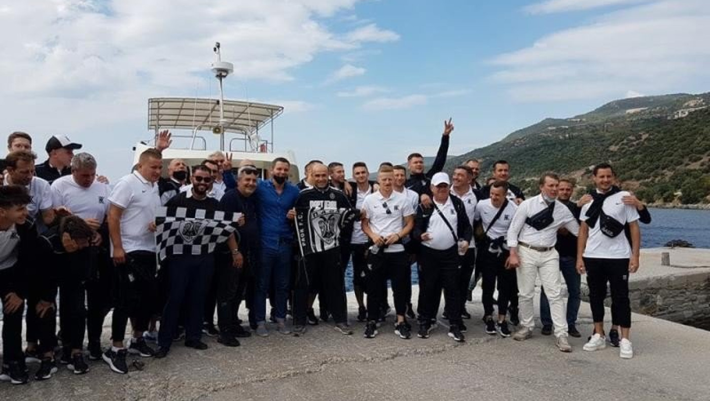 Υποδοχή στην Κόλος στο Άγιο Όρος με συνθήματα και κασκόλ του ΠΑΟΚ!