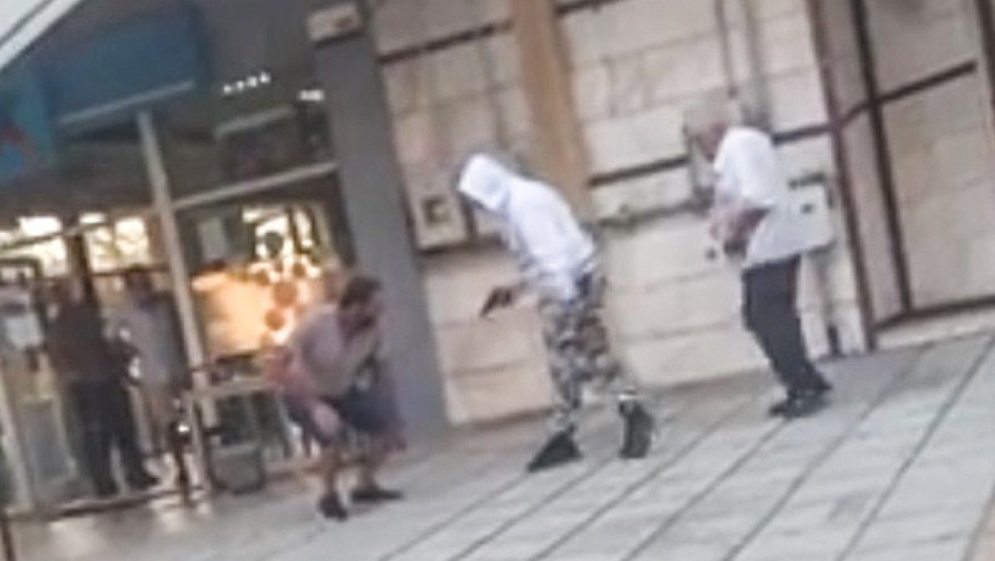 Βίντεο σοκ: Ο δράστης απειλεί με το πιστόλι το θύμα στη Θεσσαλονίκη