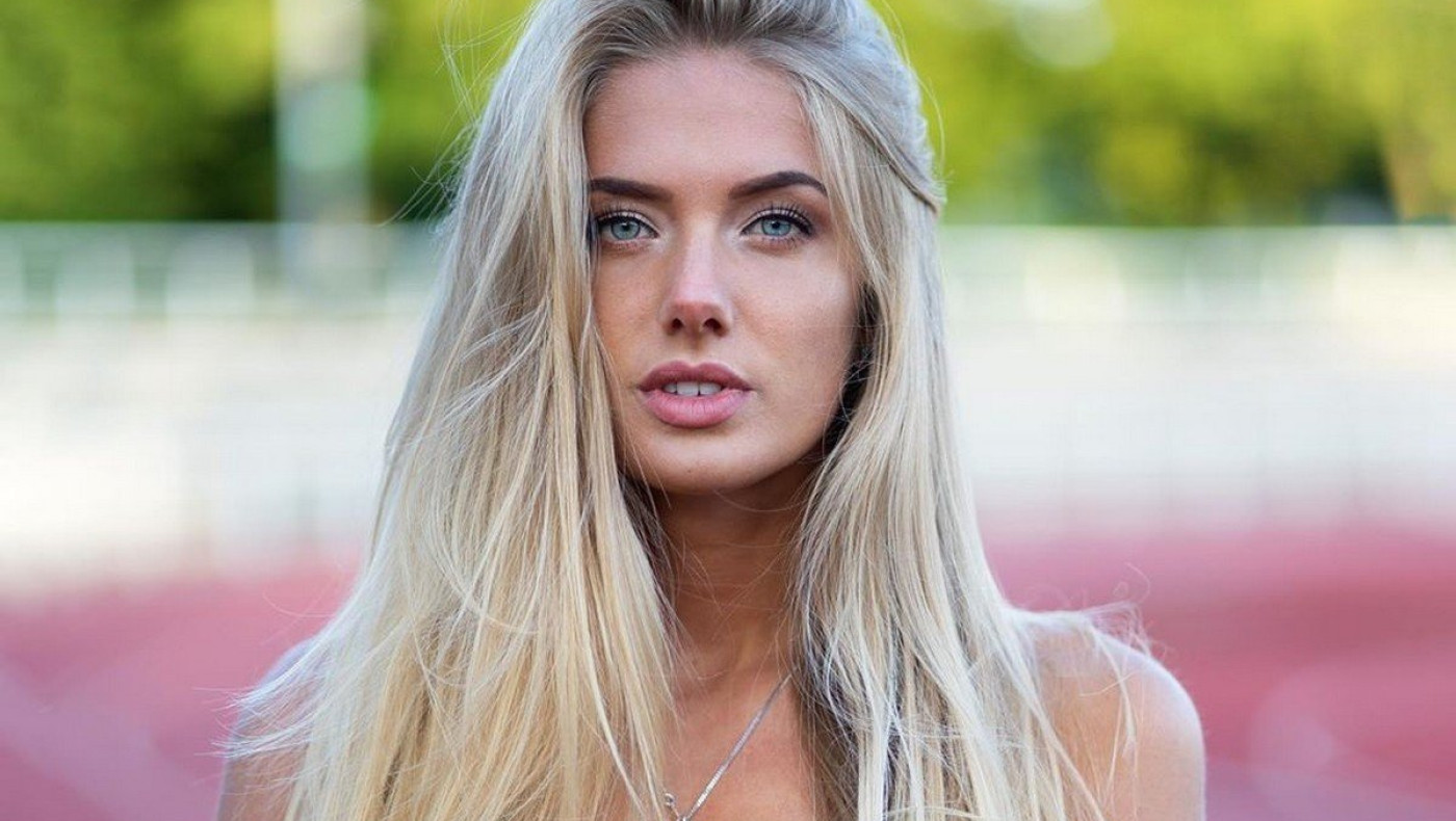 Alica Schmidt: Η πιο σέξι αθλήτρια γυμνάζει τους παίκτες της Ντόρτμουντ