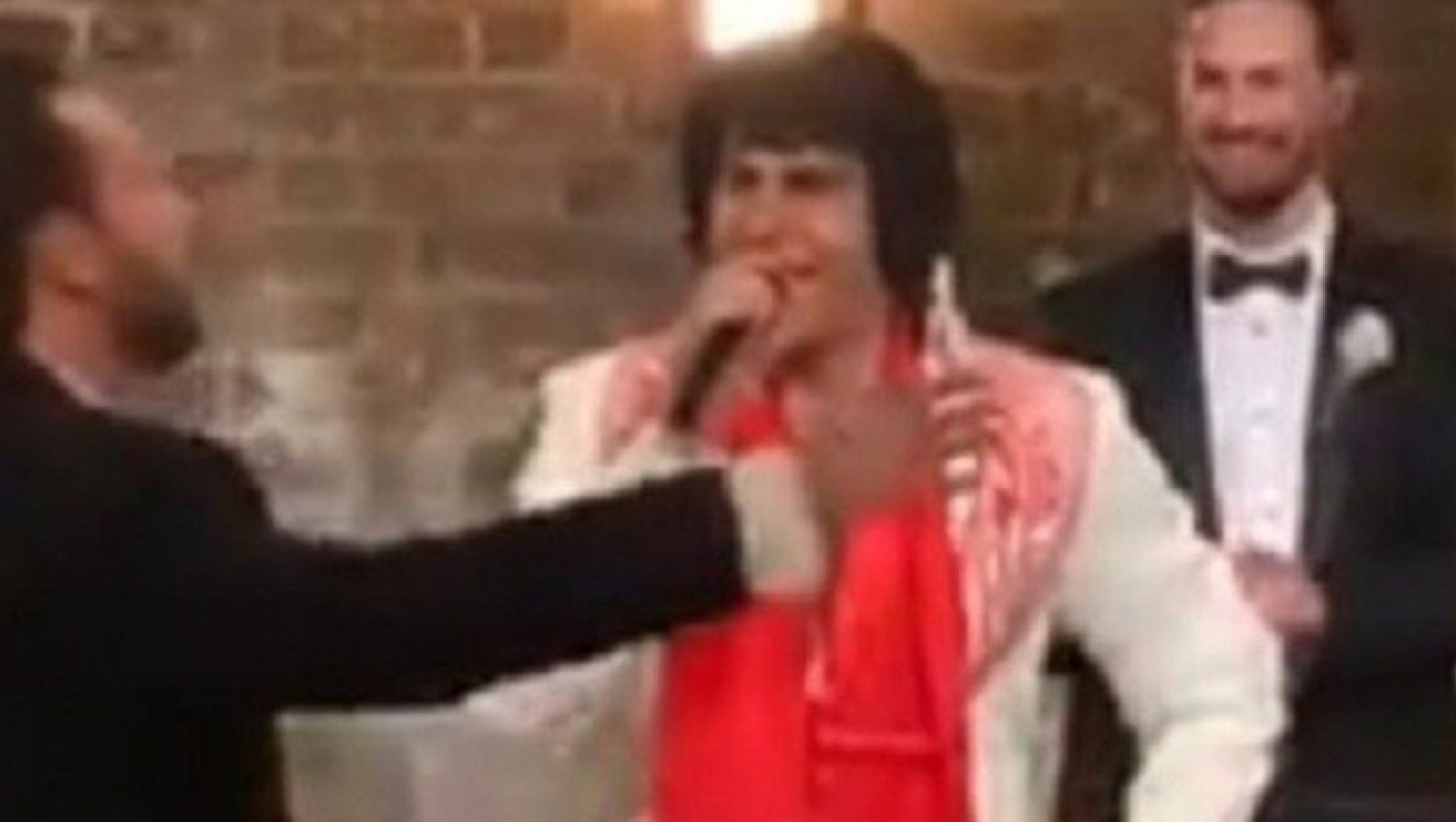 Έπος! Ο «Έλβις» τραγουδά Βασίλη Καρρά σε ελληνικό γάμο