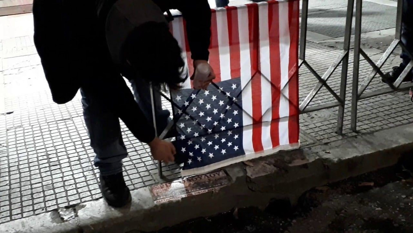 Θεσσαλονίκη: Έκαψαν τη σημαία των ΗΠΑ έξω από το προξενείο!