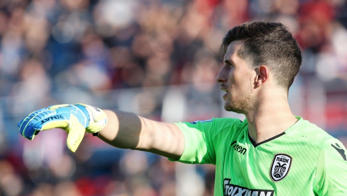 Ο Ροντρίγκο Ρέι σε βραδινή βόλτα με τον σκύλο του στη Νέα Παραλία (vid)