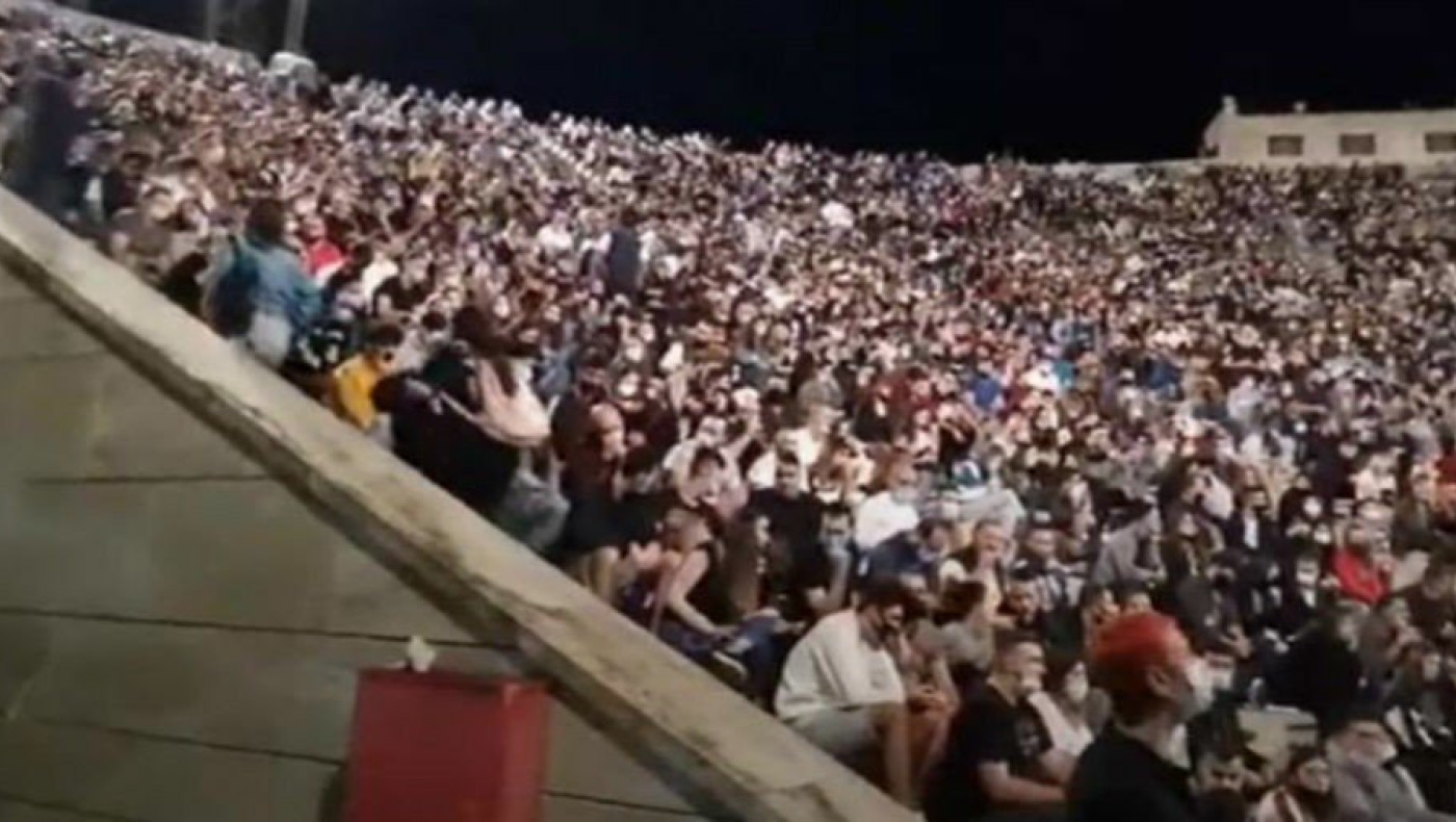 Εικόνες συνωστισμού στο Θέατρο Γης για παράσταση στην Θεσσαλονίκη!