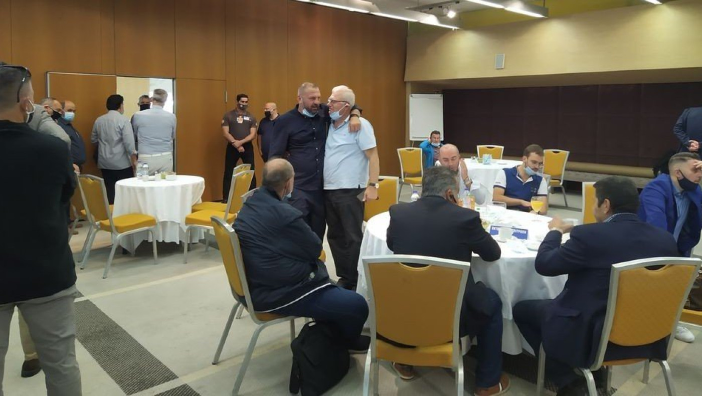 Αγκαλιά Ανατολάκη - Χατζηαποστόλου στη γ.σ. της ΕΠΟ!