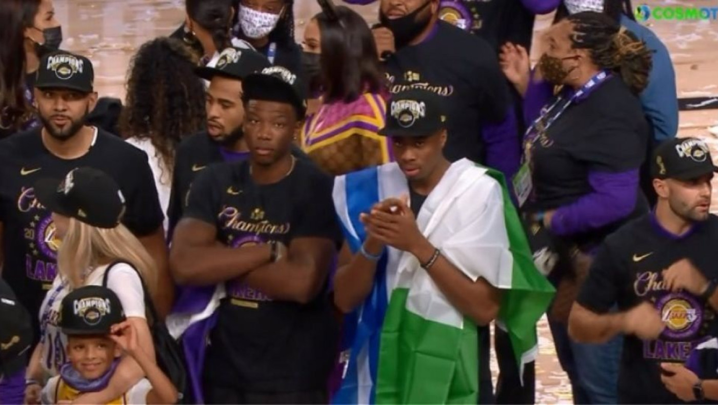 Κώστας Αντετοκούνμπο: Με τις σημαίες Ελλάδας-Νιγηρίας στην απονομή των Λέικερς