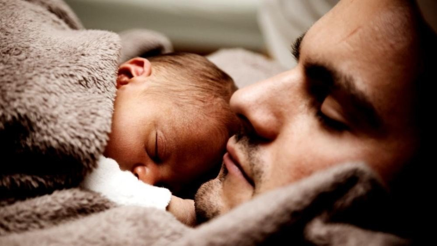 Άδεια πατρότητας έως 2 μήνες προωθεί η κυβέρνηση