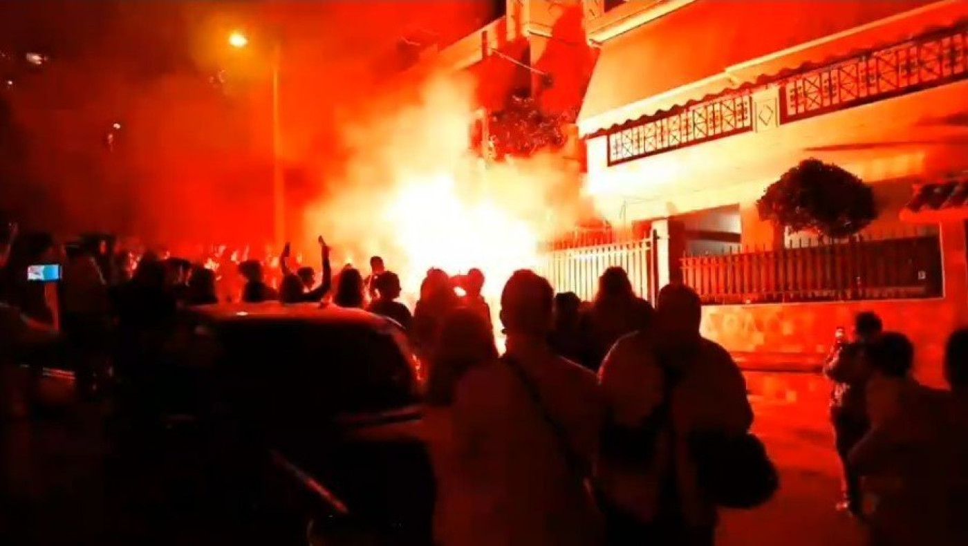 Συγκέντρωση με καπνογόνα έξω από το σπίτι του καθηγητή που μαχαίρωσε σκύλο στη Νίκαια