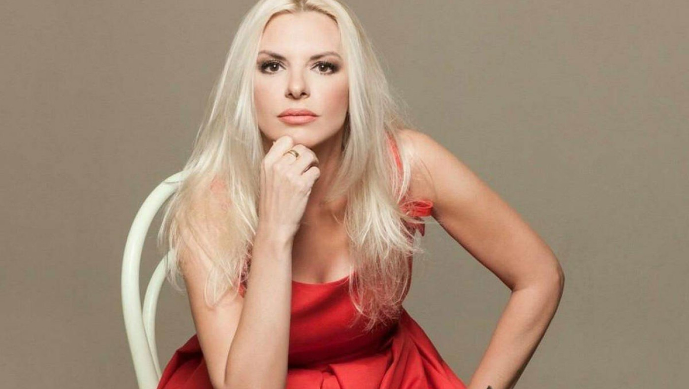 Η Ανίτα Πάνια στην πισίνα με... ομπρέλα - Το χιουμοριστικό στιγμιότυπο