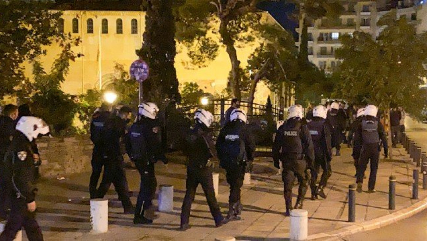 Θεσσαλονίκη: Συνωστισμός σε πλατείες, παρέμβαση της Αστυνομίας