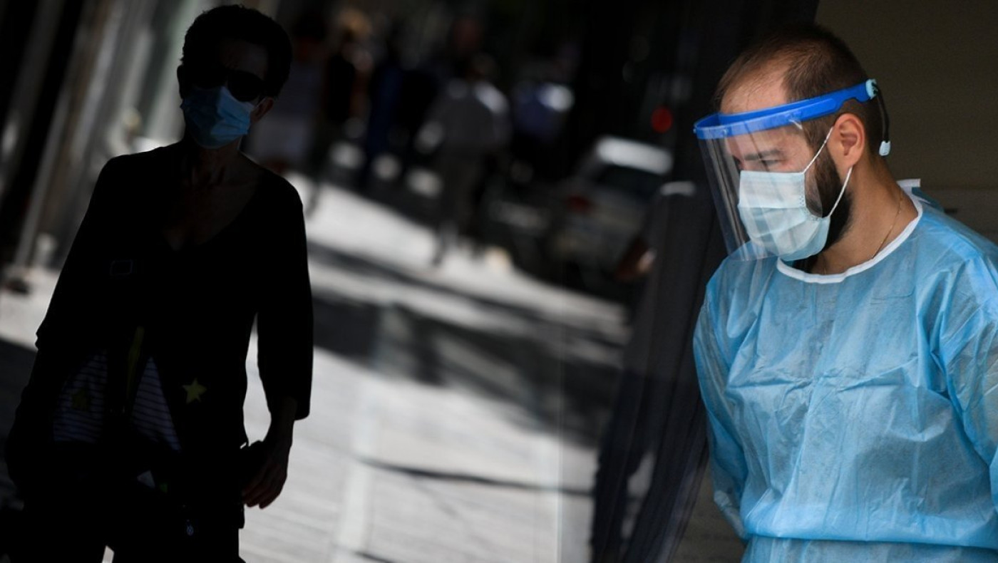 Σαρηγιάννης: Μην κάψετε ξύλα στο τζάκι φέτος - 2.000 κρούσματα τον Δεκέμβριο