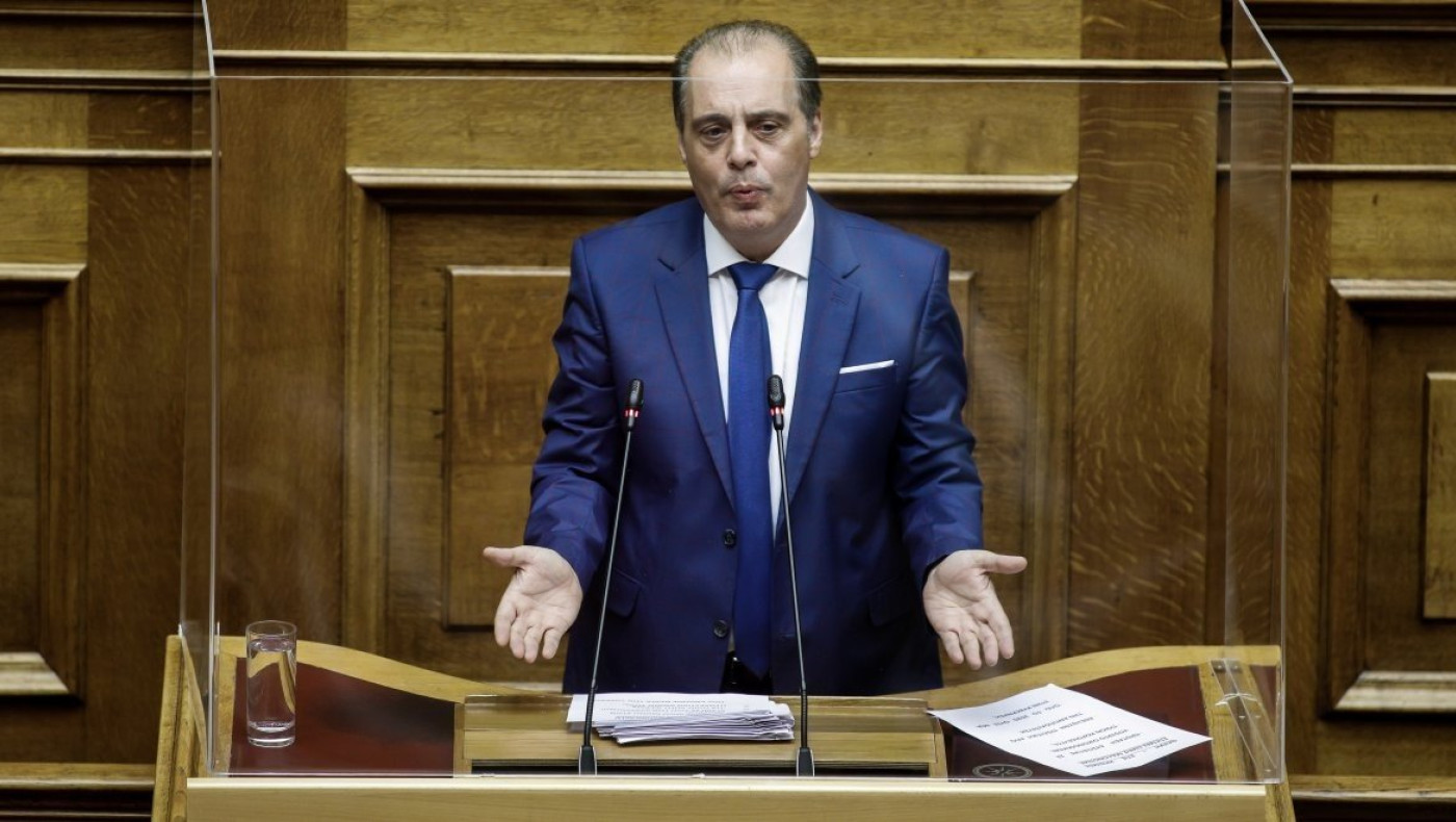 «Παίρνετε τα σπίτια των Ελλήνων - Δίνετε δωρεάν σπίτια στους λαθρομετανάστες»