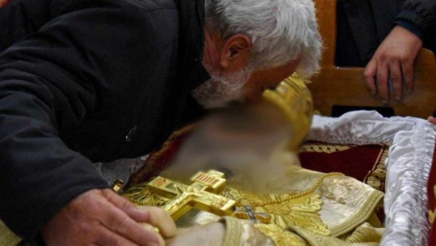 Μαυροβούνιο: Πιστοί φιλούν τη σορό του Μητροπολίτη Αμφιλόχιου που πέθανε από κορωνοϊό
