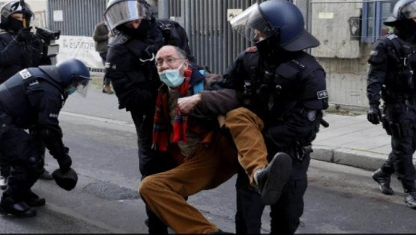 Φρανκφούρτη: Διαλύθηκε διαδήλωση κατά του κορωνοϊού,  δεν φορούσαν μάσκα οι διαδηλωτές