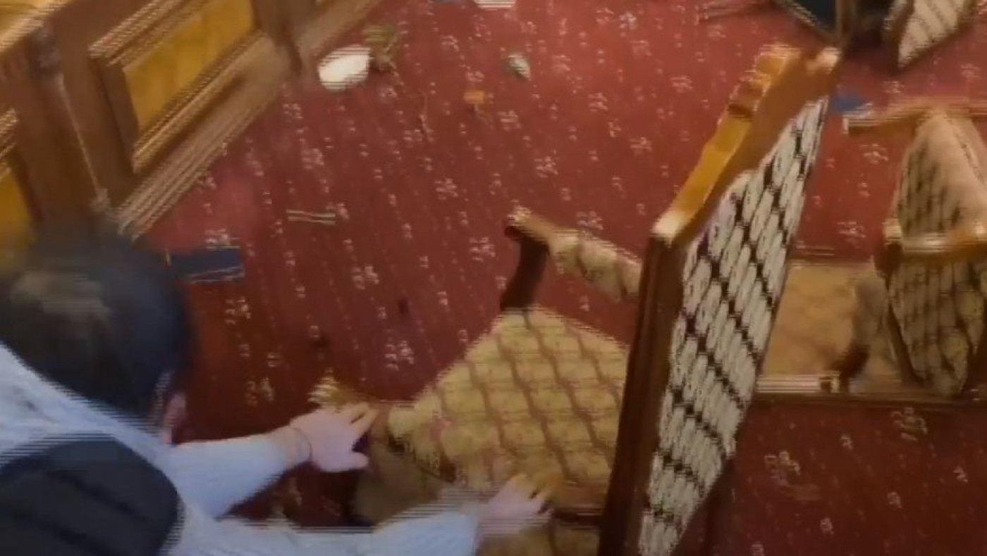 Χαμός στην Αρμενία: Διαδηλωτές εισέβαλαν στη βουλή και τα έκαναν γυαλιά καρφιά!