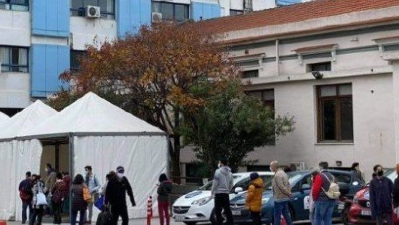 Κορωνοϊός: Τεράστιες ουρές ασθενών στην εφημερία του Ιπποκράτειου