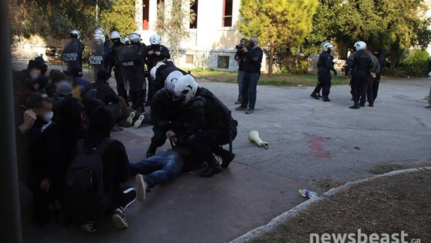Πολυτεχνείο: Μπήκαν τα ΜΑΤ - Έγινε η εκκένωση!