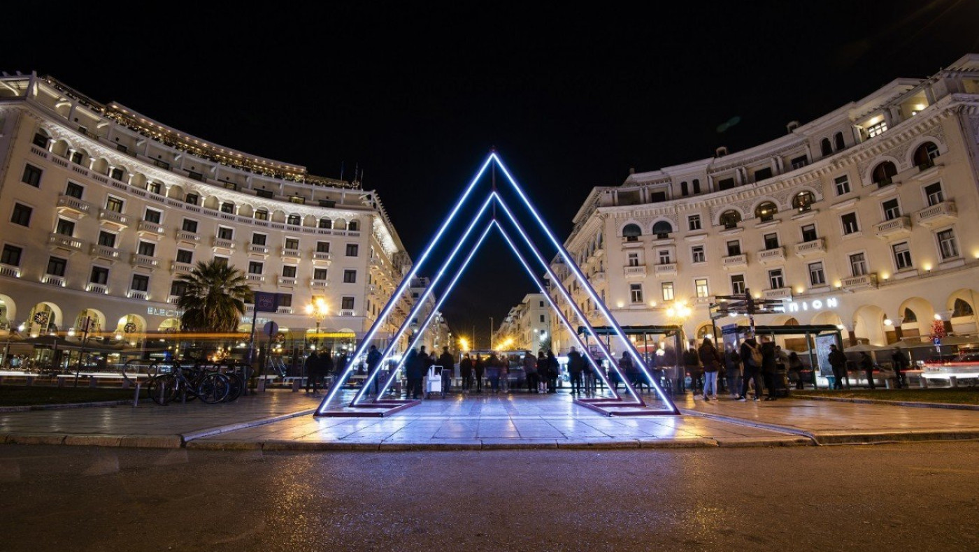 Δέντρα και φάτνες στις γειτονιές της Θεσσαλονίκης ενόψει Χριστουγέννων