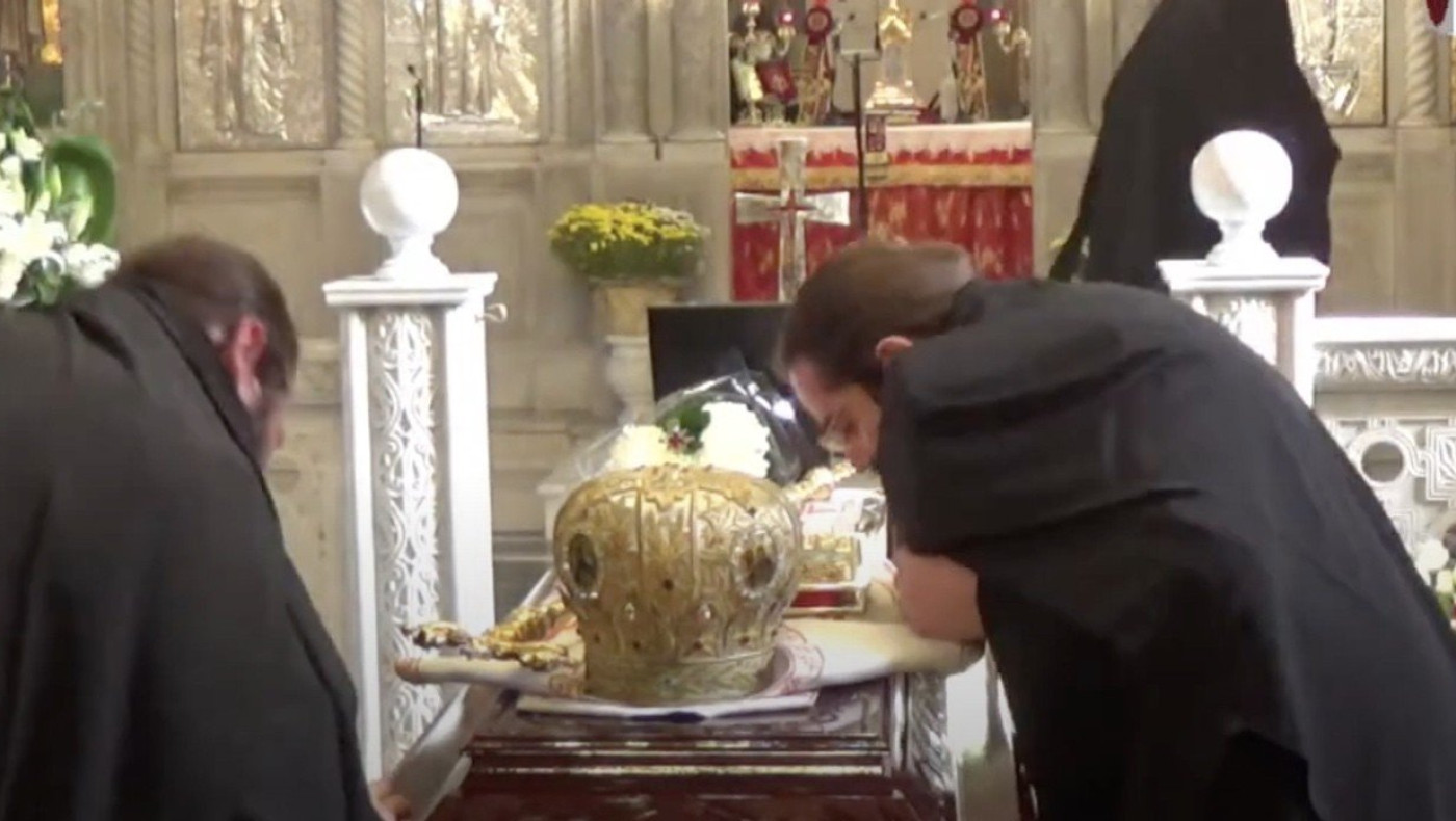 Βίντεο: Ιερέας σηκώνει παιδάκι για να προσκυνήσει τη σορό του Μητροπολίτη Λαγκαδά!