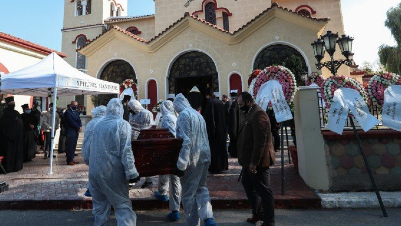 Απίστευτο! Ιερείς ασπάζονται βγάζοντας τις μάσκες τον Μακαριστό Μητροπολίτη Λαγκαδά