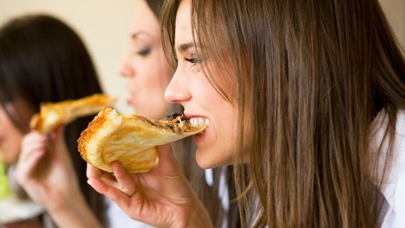 Θέλετε επειγόντως πίτσα; Και άλλα τέσσερα σημάδια ότι σας λείπει ύπνος