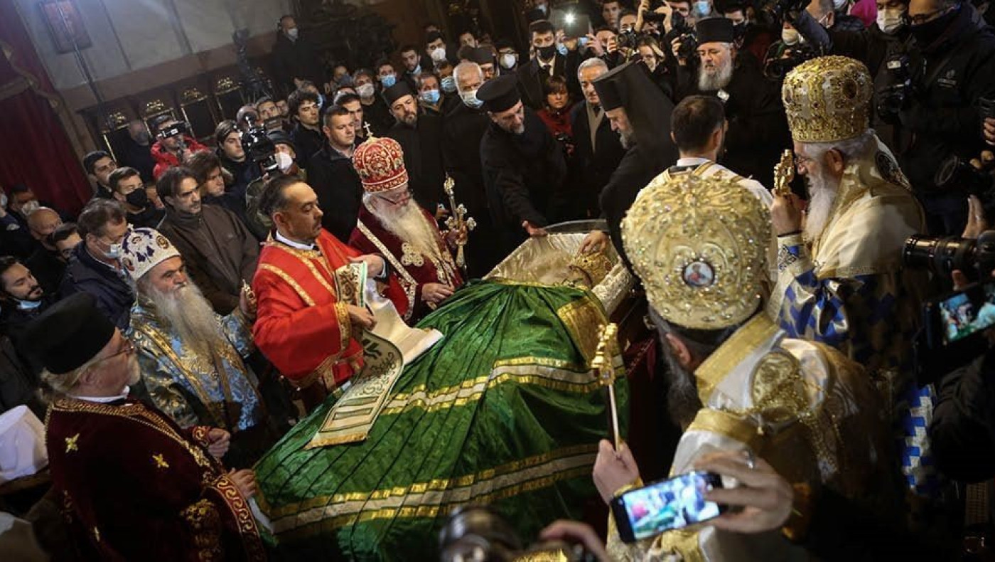 Σερβία: Χαμός στο λαϊκό προσκύνημα του Πατριάρχη Ειρηναίου