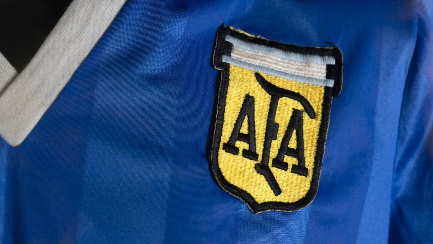 Ντιέγκο Μαραντόνα: Με φανέλες «μαϊμού» και λάθος εθνόσημο ο αγώνας κόντρα στην Αγγλία!