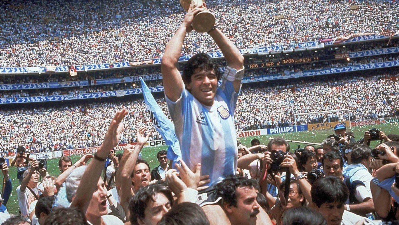 Θεός στην Αργεντινή, πολιούχος στη Νάπολι